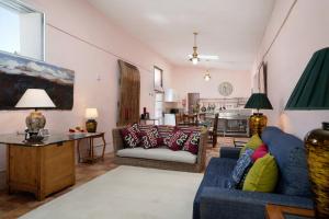 a living room with a couch and a table at El Cello in Mácher