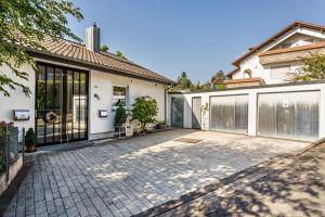 a house with a driveway in front of it at Ferienwohnung Kuckucksnest in Lahr