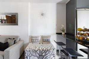 a living room with a table and a couch at Apartamento Freire in Portimão