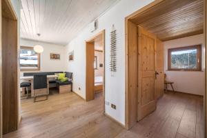 a hallway with a door leading to a living room at Ferienwohnung Mittager Edelweiss in Avelengo