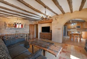 a living room with a couch and a table at Atalaya in Santa Eulalia la Mayor
