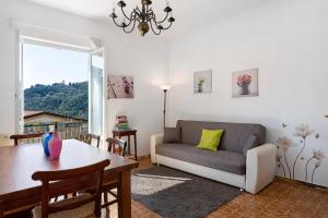 a living room with a couch and a table at Il Noce - vicino Chiavari in Leivi