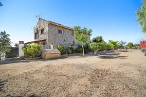 a building in the middle of a dirt road at Casa Andrea in Barbate