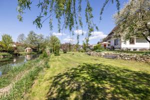 a house with a yard next to a river at Haus an der Lauchert in Veringenstadt