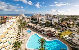 an aerial view of a city with a pool and buildings at BlumLuxury Apartment in San Bartolomé