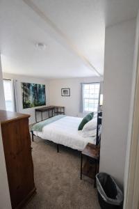 a bedroom with a bed in a room at Passive Stays Mountain Home 2BR in Mountain Home