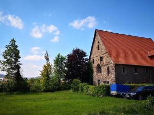 a barn with a car parked in front of it at Ferienwohnung Pfieffetalblick in Spangenberg +2 photos