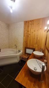 a bathroom with a tub and a sink and a bath tub at Maison Olei-Villa 3 chambres 6 personnes Terrasse Parking in Oëlleville +37 photos