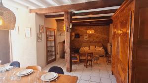 a dining room with a table and a bedroom at Maison Olei-Villa 3 chambres 6 personnes Terrasse Parking in Oëlleville