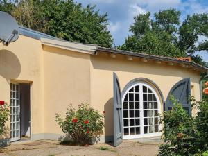 a small house with a large window at bund Ferienwohnung in Lenzen
