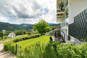 a view of a green yard next to a building at Ferienwohnung Luftige Auszeit in Bühlertal