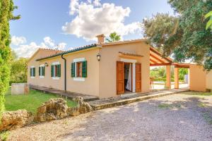a small house with a yard at Villa Joana in Pollença