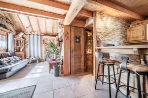 a kitchen and living room with wooden ceilings at Chalet 6p Confort - Le bouvreuil in Verchaix