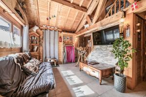 a living room with a couch and a table at Chalet 6p Confort - Le bouvreuil in Verchaix