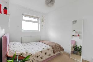 a bedroom with a bed and a window at Stainorstarve in London