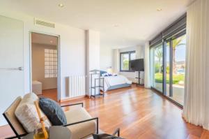 a living room with a couch and a bed at Sa Bateria in Portocolom