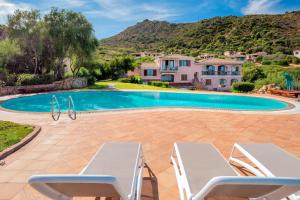 a villa with a swimming pool and a house at 4 Appartamento Cala Brandinchi in San Teodoro