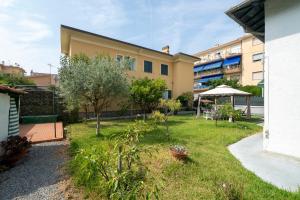 an apartment yard with a garden and a building at Villa Verde - 300m From Sea in Bordighera