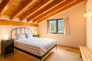 a bedroom with a bed and a window at La Riega Del Peral in Ojedo