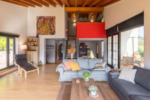 a living room with a couch and a table at La Riega Del Peral in Ojedo