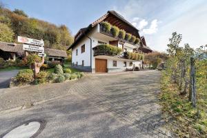 a house with plants on the side of a road at Ferienwohnungen Müller in Haslach im Kinzigtal