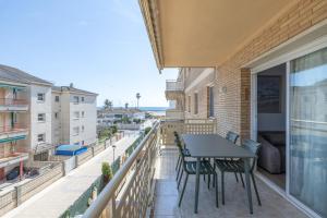 ein Balkon mit Tisch und Stühlen an einem Gebäude in der Unterkunft Las Conchas in Cunit
