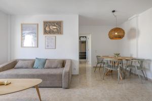 ein Wohnzimmer mit Sofa und Tisch in der Unterkunft Las Conchas in Cunit