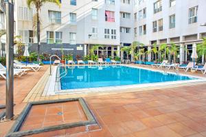 a swimming pool in front of a building at Playa Sardina in Gáldar