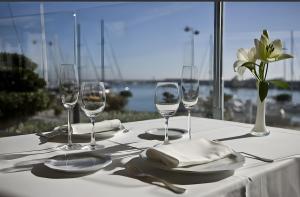 a table with wine glasses and napkins on it at Villa María Magdalena in Cambrils