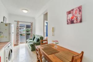 a kitchen and dining room with a table and a refrigerator at Apartamento karla in San Nicolás