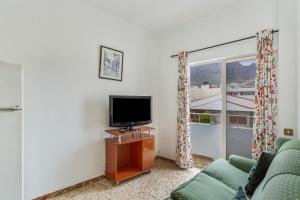 a living room with a tv and a couch at Apartamento karla in San Nicolás