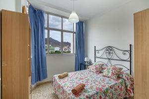 a bedroom with a bed and a window at Apartamento karla in San Nicolás