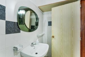 a bathroom with a sink and a mirror at Apartamento karla in San Nicolás