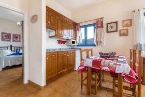 a kitchen and dining room with a table and chairs at El Sombrerito 6 in Caleta de Sebo