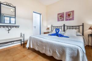 a bedroom with a large bed and a mirror at El Sombrerito 6 in Caleta de Sebo