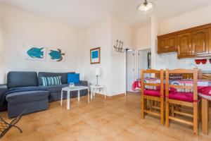 a living room with a couch and a bunk bed at El Sombrerito 6 in Caleta de Sebo
