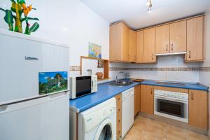 a kitchen with a washing machine and a sink at Casa Frank in Conil de la Frontera