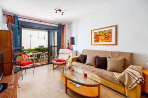 a living room with a couch and a glass table at Casa Frank in Conil de la Frontera