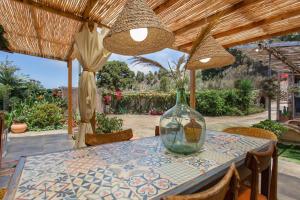 a table with a glass vase on top of it at Finca la Florida in Icod de los Vinos