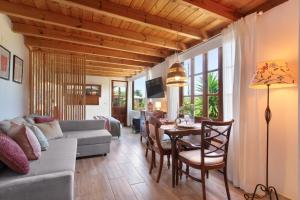 a living room with a couch and a table at Finca la Florida in Icod de los Vinos