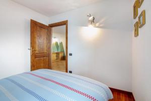 a room with a bed with a baseball jersey at Residence Larice Bianco App n4 in Campodolcino