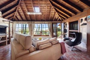 a living room with a couch and a chair at Casa el Gordi in El Paso