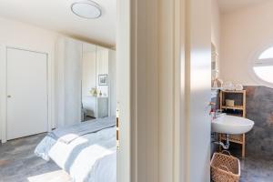 a bedroom with a bed and a sink at Casa Moki in Uliveto Terme