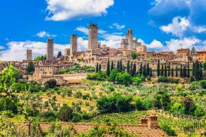 a view of the ruins of the city of segovia at Casa Moki in Uliveto Terme