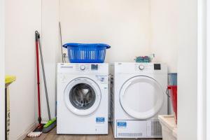 a laundry room with a washing machine and a washer at Himmelpforten Loft in Himmelpforten