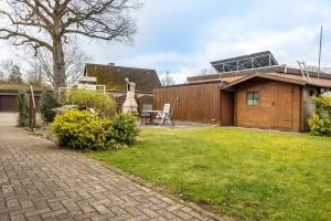 a house with a lawn and a house with a roof at Himmelpforten Loft in Himmelpforten