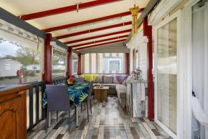 a screened in porch with a table and a couch at Mobilehome 5 personnes in Les Mathes