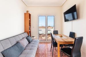 a living room with a couch and a table at Primera Planta in Cartagena