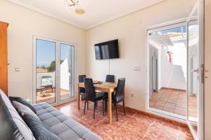 a living room with a table and chairs at Primera Planta in Cartagena