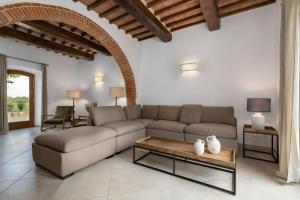 a living room with a couch and a table at Villa Arnolfo in Colle di Val d'Elsa